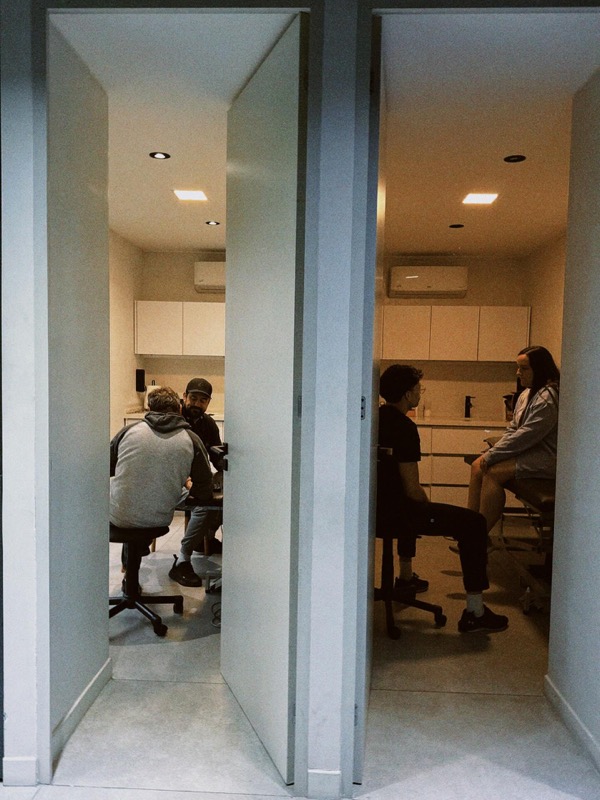 Vista del gimnasio con máquinas de entrenamiento