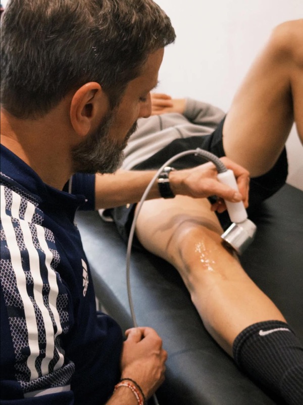 Profesional de kinesiología trabajando con paciente